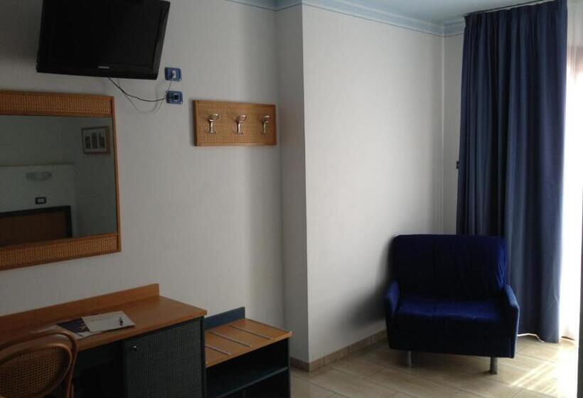 Standard Triple Room with Terrace, Mistral