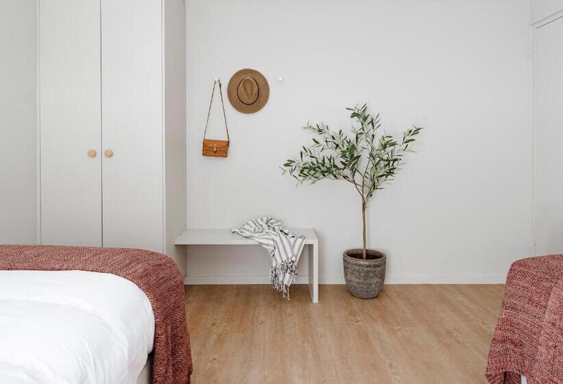 Семейный Номер, Motel Caloundra