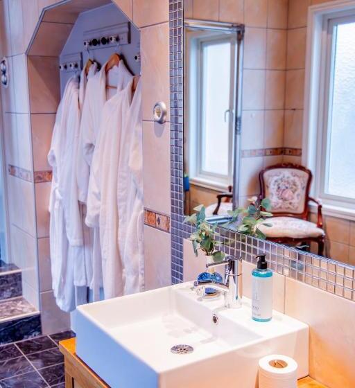 Четырехместный Номер Deluxe, Park Hotel Linköping Fawlty Towers
