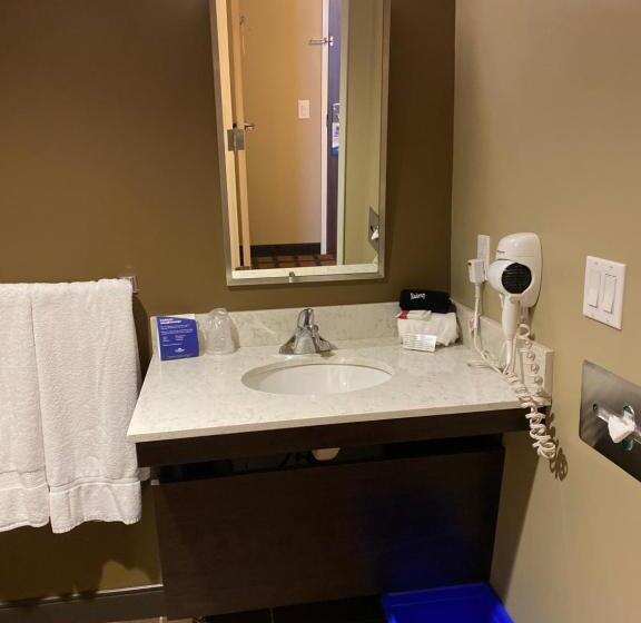 Номер Стандарт Адаптированный для Инвалидов, Microtel Inn & Suites By Wyndham Timmins