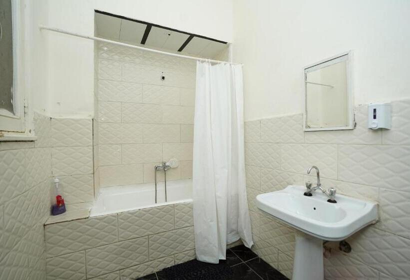 Chambre Triple Standard Salle de Bains Commune, Castle