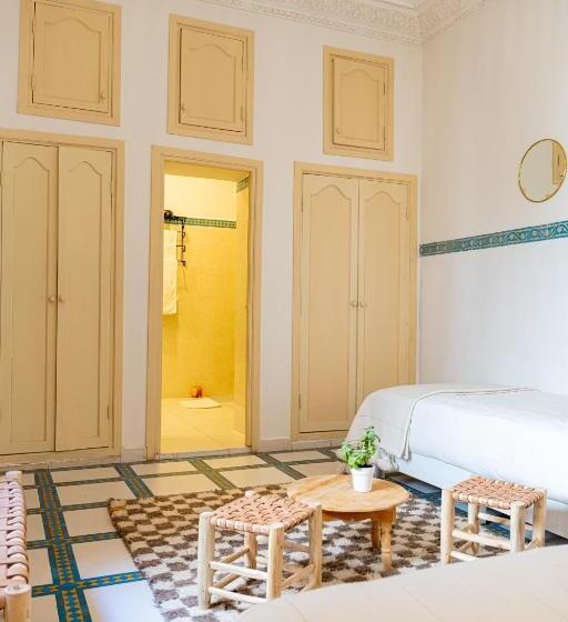 اتاق استاندارد سه نفره, Riad Le Marocain