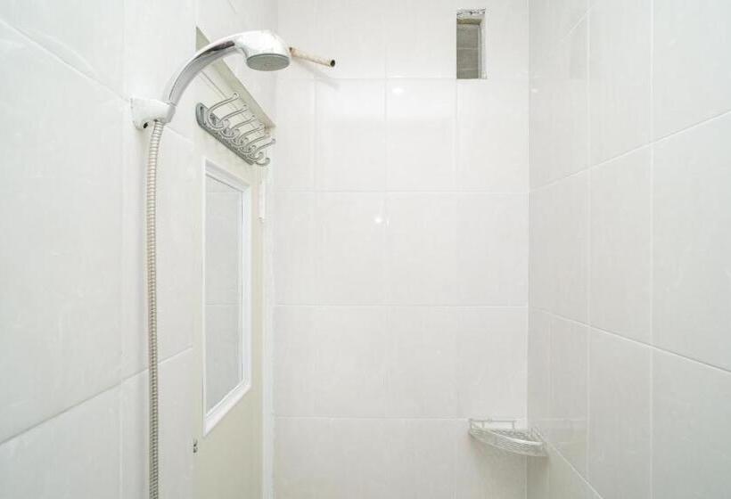 Номер Deluxe, Reddoorz Near Sarinah Jakarta