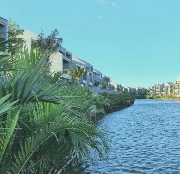 سوییت با چشم‌انداز استخر, Minh   Casa