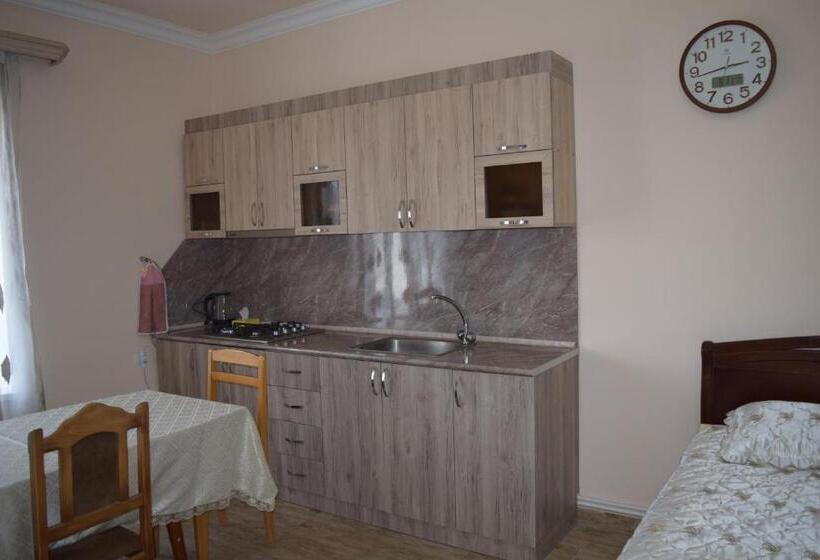 Семейный Номер, Home