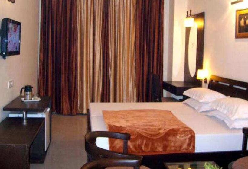 اتاق لوکس سه تخته, Hong Kong Inn