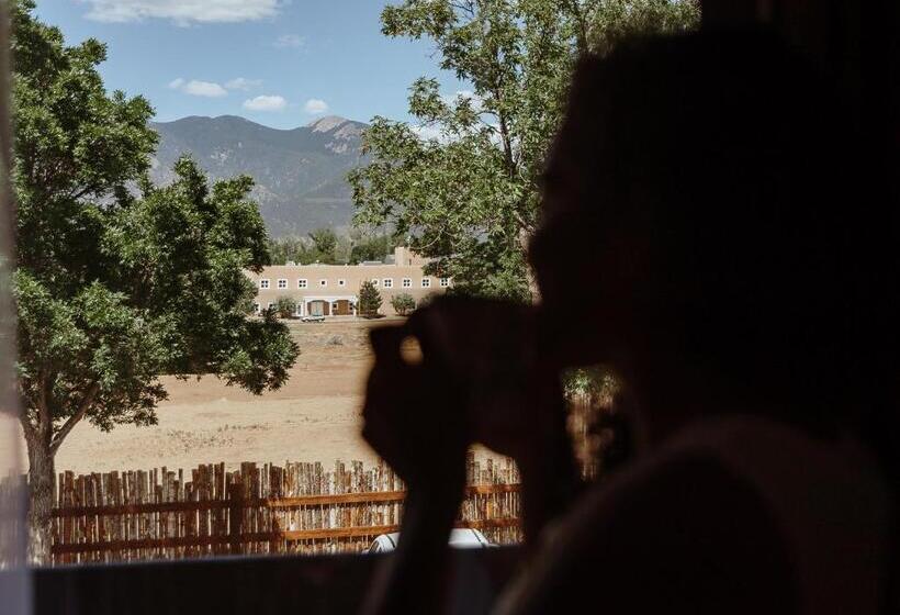 クイーンベッドのデラックスルーム, Taos Valley Lodge