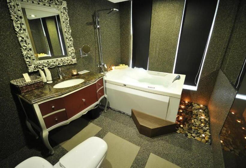 Suite, The Sterling