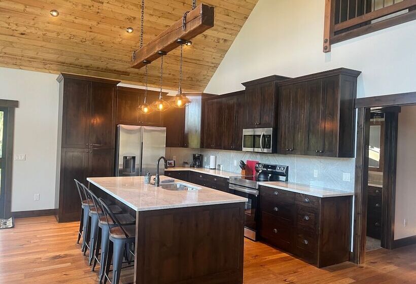 Хижина Deluxe, Glacier Homestead