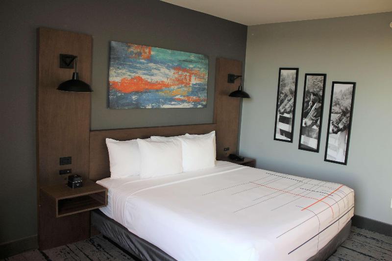 장애인을 위한 스탠다드 룸, La Quinta Inn & Suites By Wyndham Bardstown