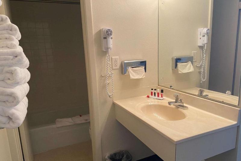 장애인을 위한 킹사이즈 침대 스탠다드 룸, La Quinta Inn & Suites By Wyndham Bardstown
