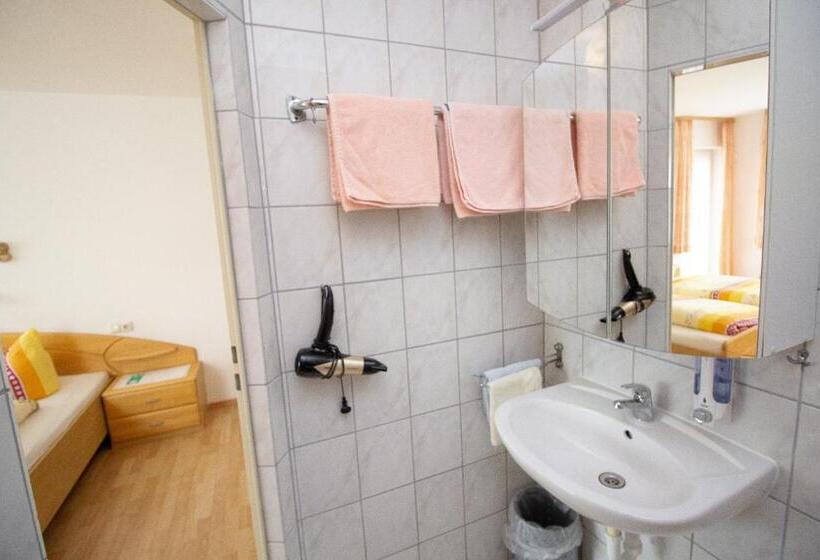 Номер Стандарт, Pension Eichschmid / Röll´n Biergarten