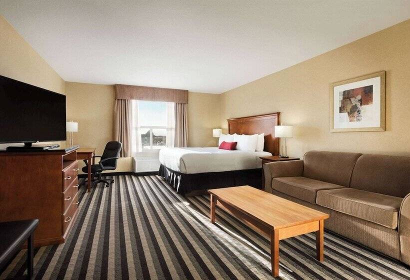 Люкс, Days Inn & Suites By Wyndham Edmonton Airport