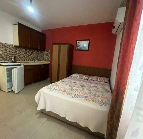 Трехместный Номер Стандарт с Балконом, Ada Motel