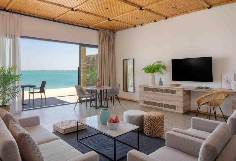 Полулюкс, Anantara World Islands Dubai Resort