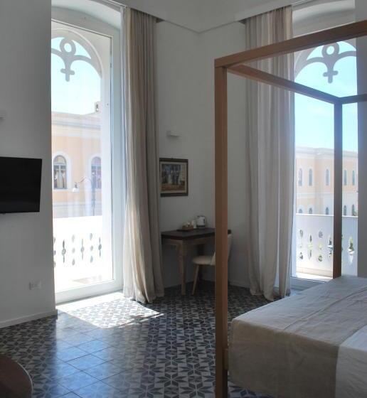 اتاق لوکس با بالکن و چشمانداز دریا, Palazzo Del Cavaliere