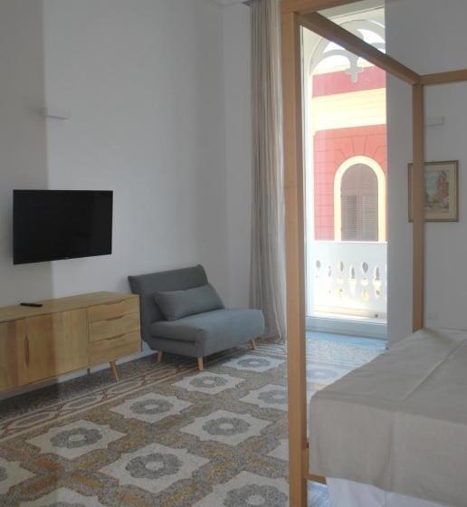 اتاق لوکس با چشم‌انداز دریا, Palazzo Del Cavaliere