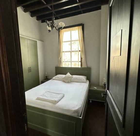 اتاق استاندارد با سرویس بهداشتی مشترک, Lords Hostel & Pub