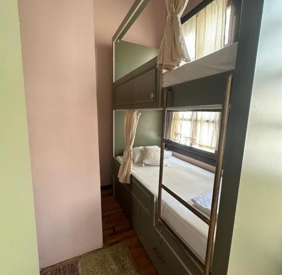 اتاق چهار تخته با دستشویی مشترک, Lords Hostel & Pub