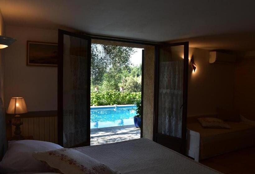 스탠다드 트리플 룸 풀장 전망, Chambre D Hôte Chez Dany   Mougins