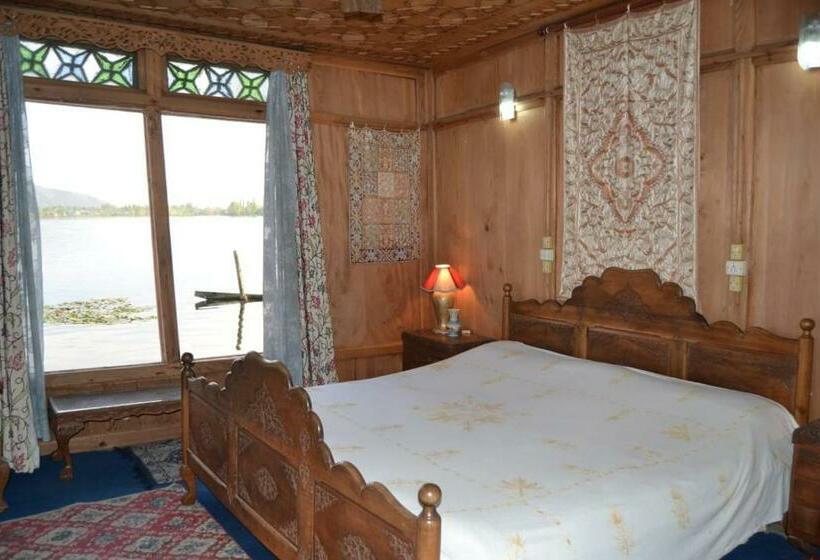 اتاق سوپریور سه تخته, Palace Heights