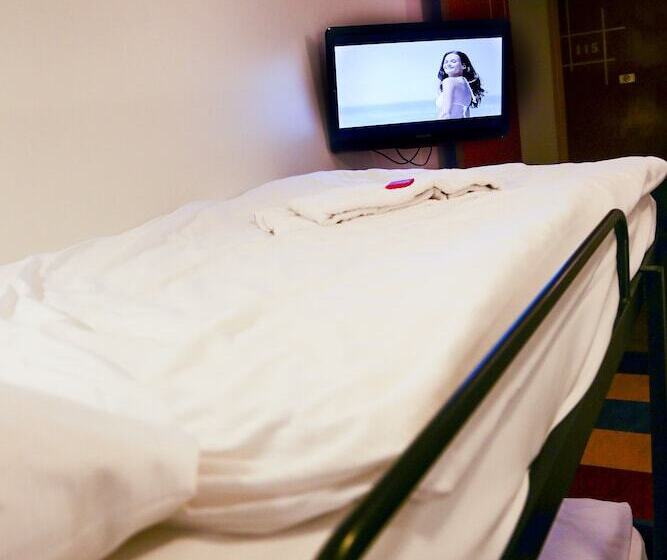 四人标准间, Bud Gett Hostels