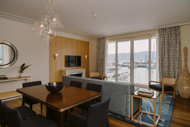 سوییت با چشم‌انداز دریا, Regent Porto Montenegro & Residences