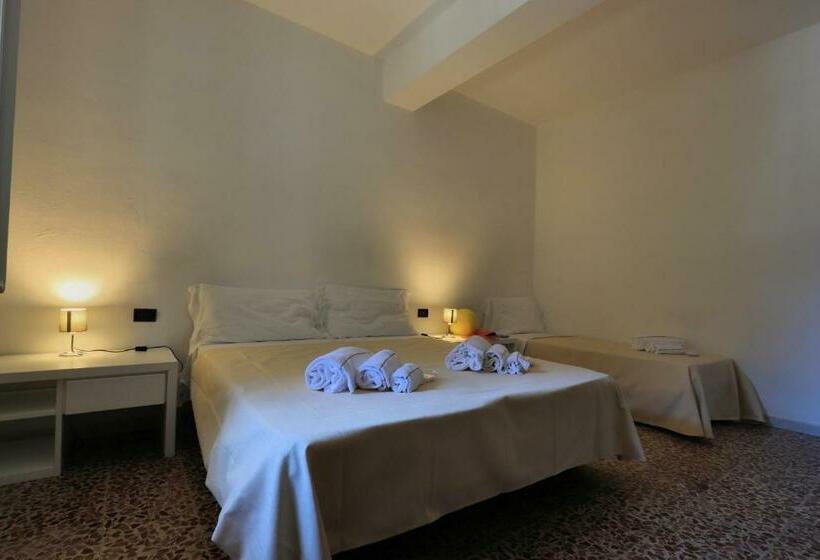 Номер Стандарт Трехместный, Bed And Parking Cecina Rooms