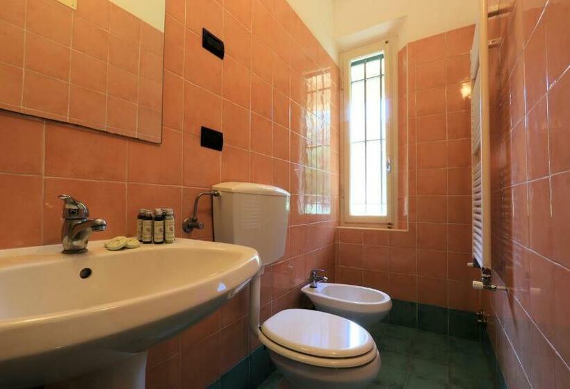 Номер Стандарт Трехместный, Bed And Parking Cecina Rooms