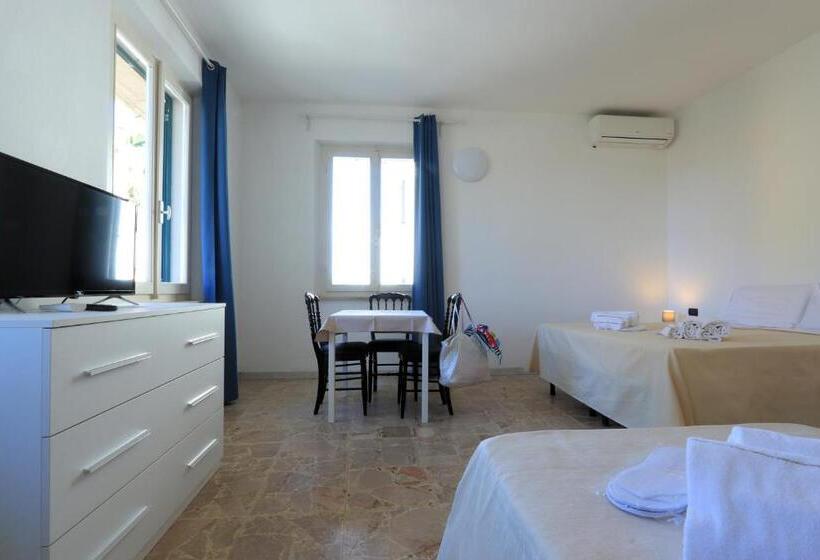 Четырехместный Номер Стандарт, Bed And Parking Cecina Rooms