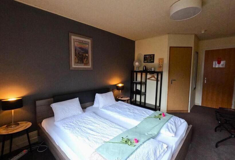 Номер Стандарт с Балконом, Alpenrose Hotel And Gardens