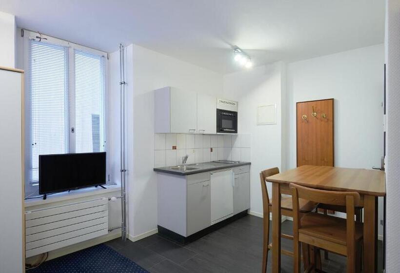 سوییت خانوادگی, Hine Adon Fribourg