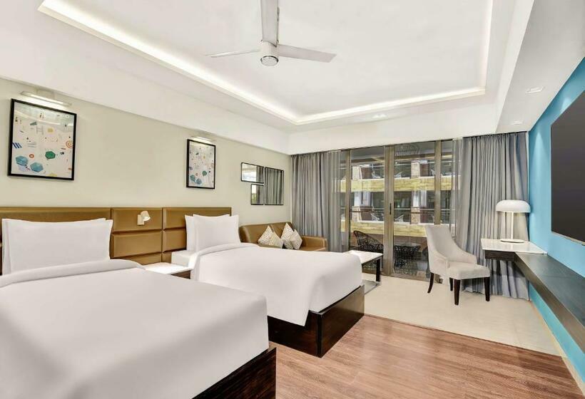 Номер Premium Вид на Бассейн, Radisson Resort Goa Baga