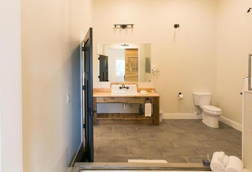 Люкс Кровать Кинг, Farmhouse Suites By Amish Country Lodging