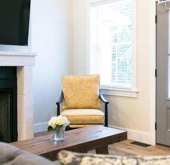 Люкс Кровать Кинг, Farmhouse Suites By Amish Country Lodging