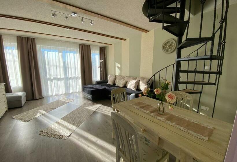 דירת שלושה חדרים, Platán Apartmanház