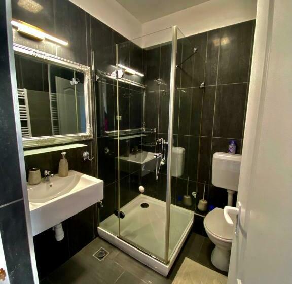דירת שלושה חדרים, Platán Apartmanház