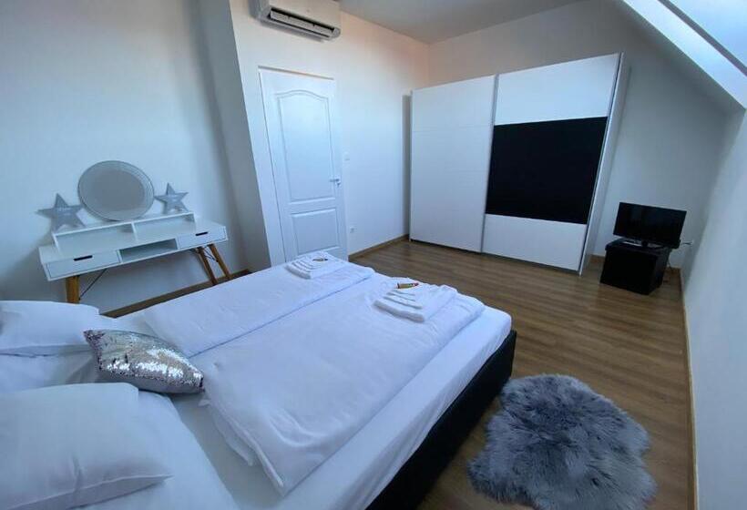 דירת שלושה חדרים, Platán Apartmanház