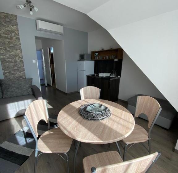דירת חדר, Platán Apartmanház