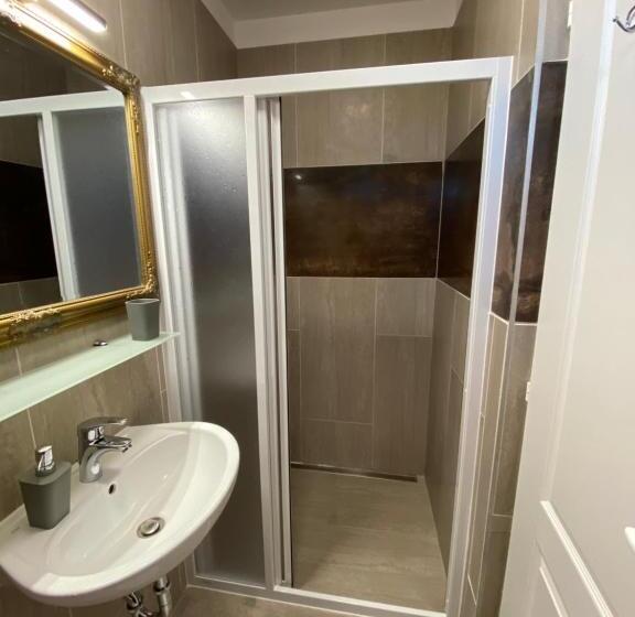 דירת חדר, Platán Apartmanház
