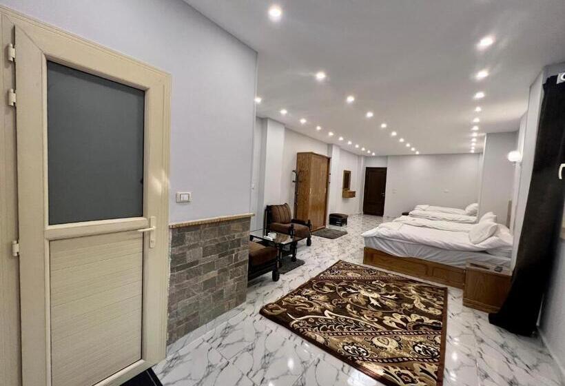 سوئیت جونیور با چشم‌انداز باغ, Life Pyramids Inn