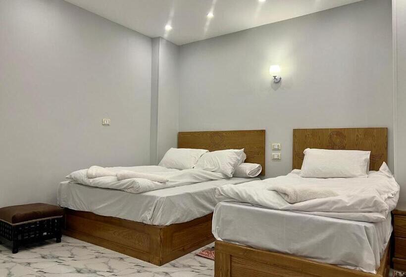 سوئیت جونیور با چشم‌انداز باغ, Life Pyramids Inn