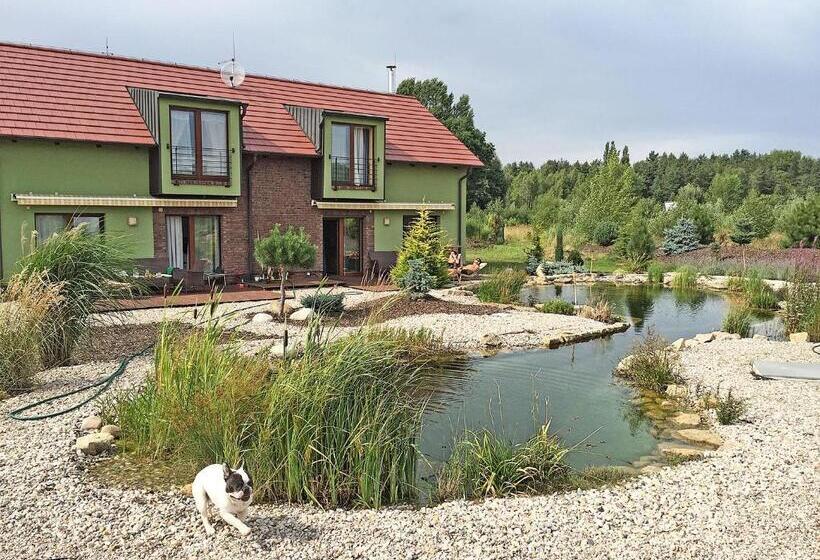 شقة غرفة واحدة مزودة بتراس, Lake View Apartments Near Golf Resort Kunětická Hora, Dříteč