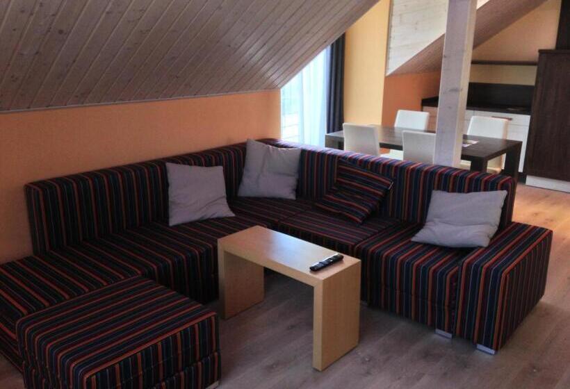 شقة غرفة نوم واحدة مزودة بشُرفة, Lake View Apartments Near Golf Resort Kunětická Hora, Dříteč