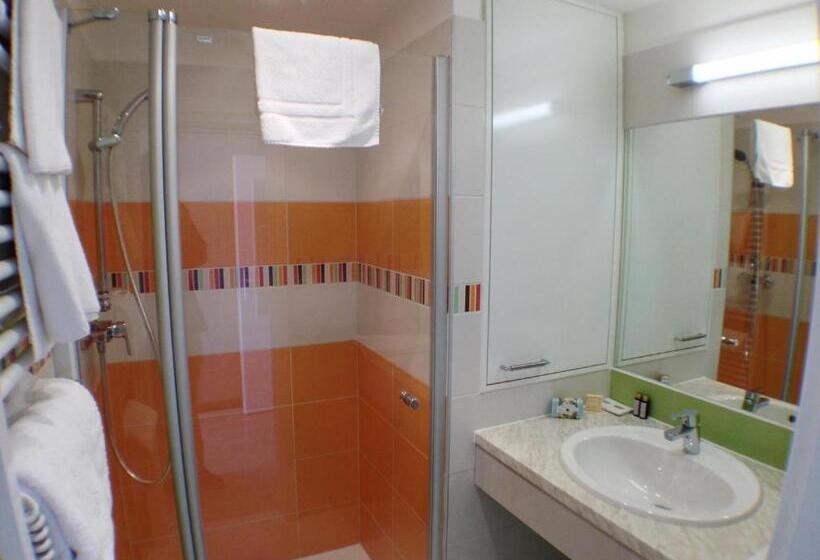 شقة غرفتين نوم مزودة بتراس, Lake View Apartments Near Golf Resort Kunětická Hora, Dříteč