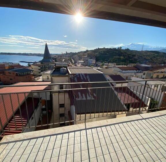 اتاق لوکس با بالکن و چشمانداز دریا, Nick & Santo S Holiday Homes B&b