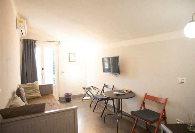 Standard Triple Room with Terrace, B&big Prato
