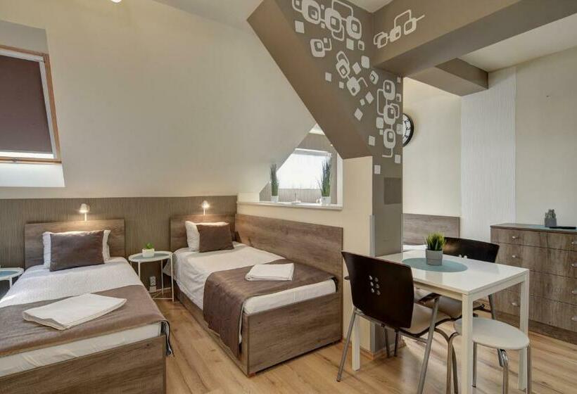 Студия Стандарт, Familia Panzió & Apartmanház Győr