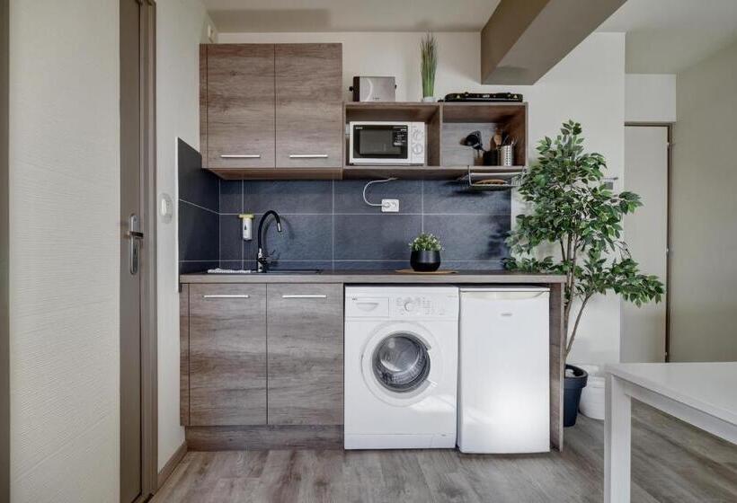 Студия Стандарт, Familia Panzió & Apartmanház Győr