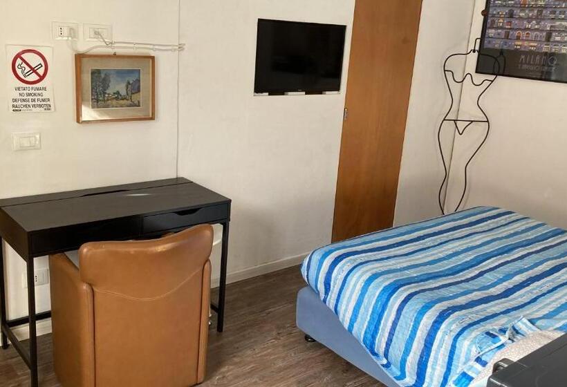 Номер Deluxe Кровать Кинг, Room Saronno + B&b